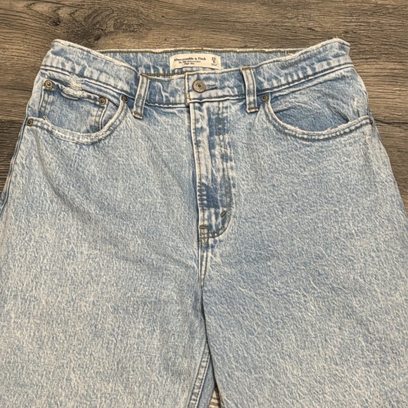 Abercrombie Curve Love High Rise 90s Relaxed Jean | Light - Size 29R (8 Reg) - Picture 2 of 9